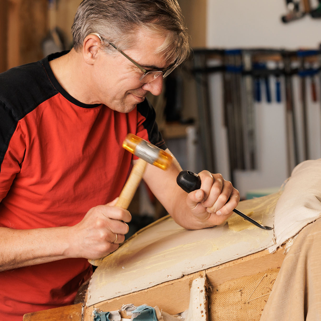 Raumausstattermeister Björn Lange beim traditionellen Polsterhandwerk in der Werkstatt für Mecklenburg-Vorpommern