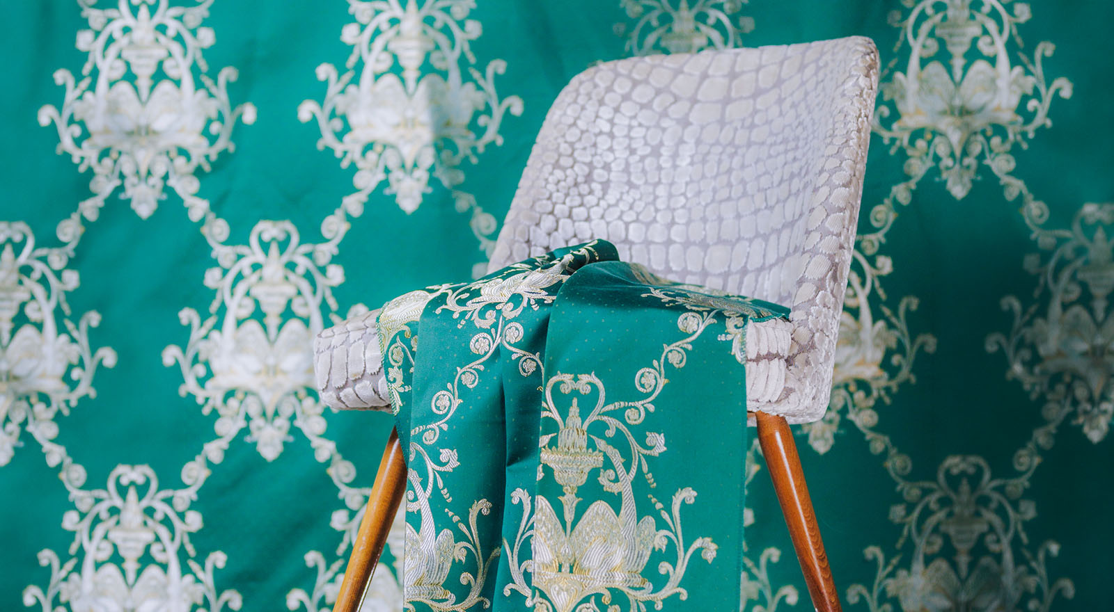 Designerstuhl mit Velourbezug und Stoffmuster aus der Polsterei vom Raumausstatter in Ribnitz-Damgarten