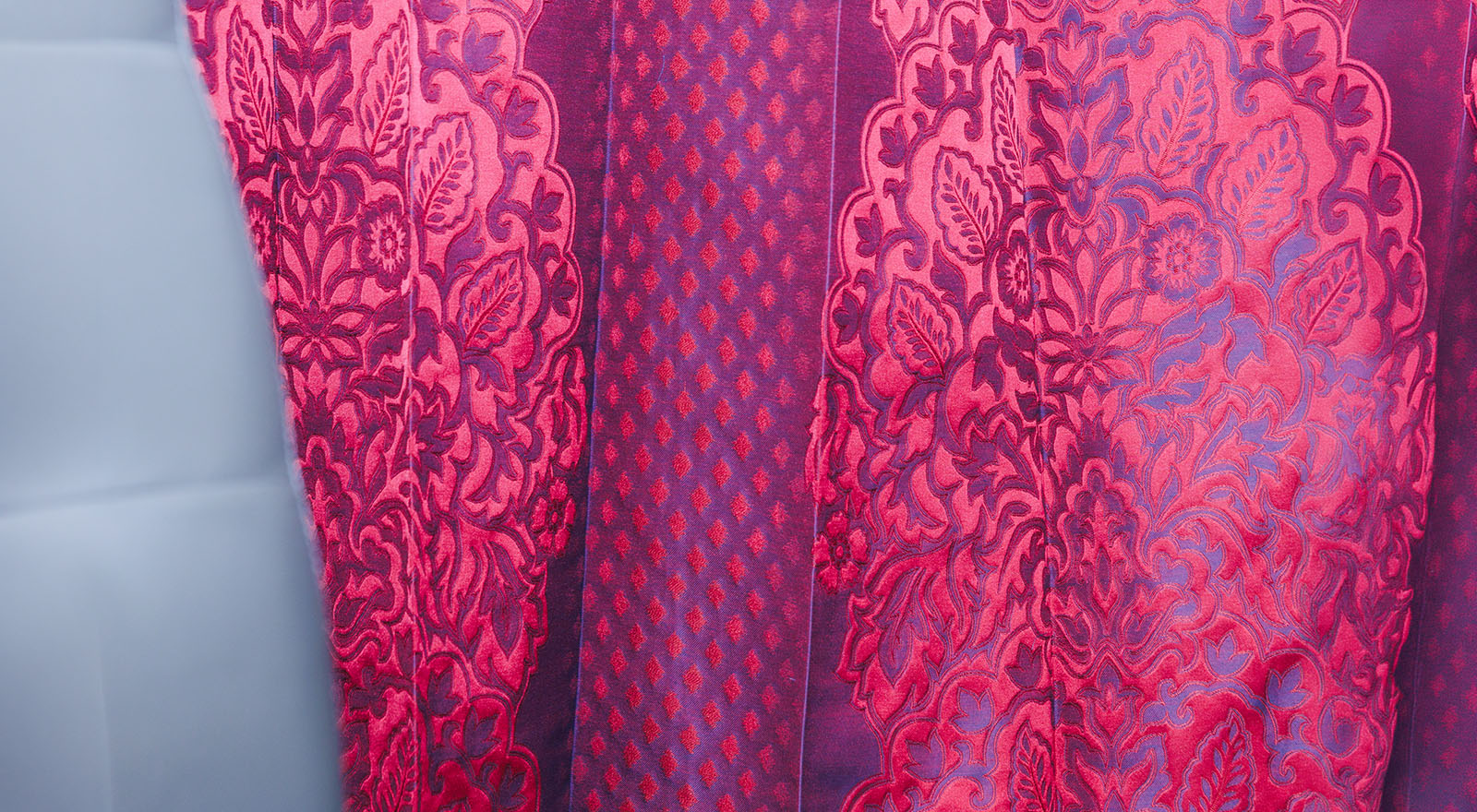 Roter Jacquard-Dekostoff mit floralem Muster für Gardinen vom Raumausstatter in Mecklenburg-Vorpommern