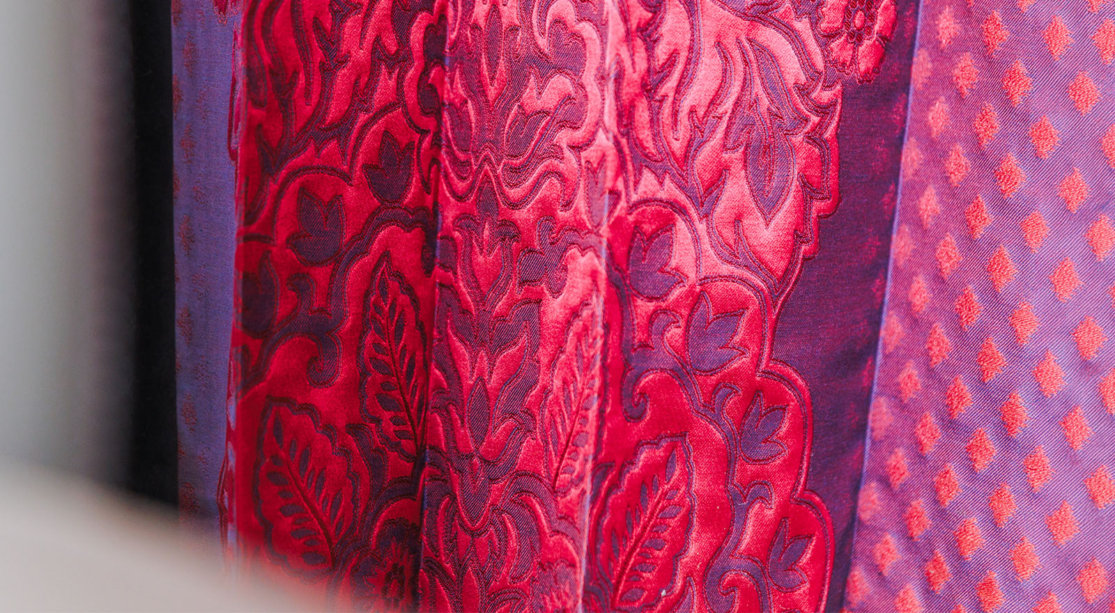 Roter Jacquard-Gardinenstoff mit floralem Ornament vom Raumausstatter in Rostock