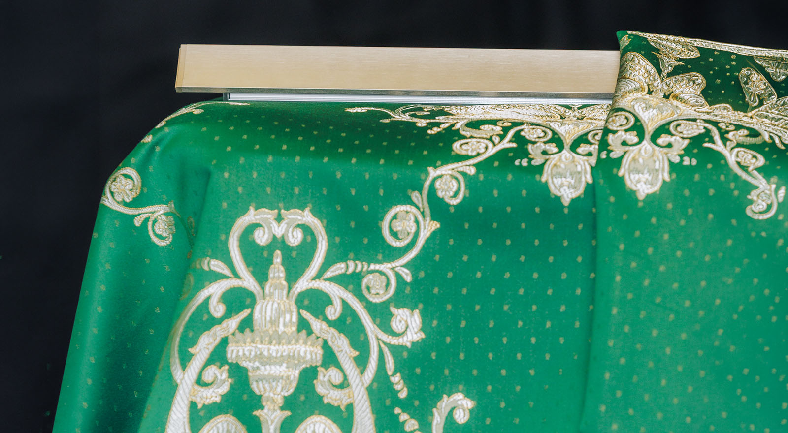 Edler grüner Jacquard-Gardinenstoff mit goldenem Ornament vom Raumausstatter in Güstrow