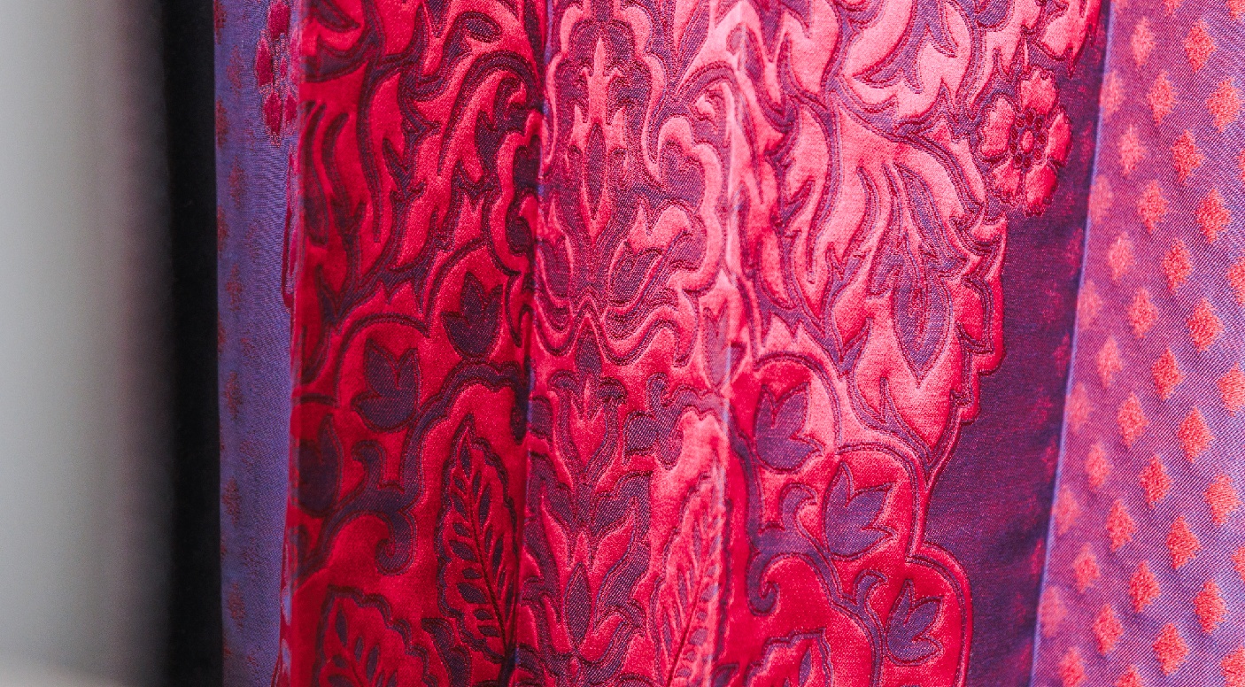 Rote Jacquard-Stoffe mit floralen und ornamentalen Mustern für Gardinen und Vorhänge — Raumausstatter Rostock